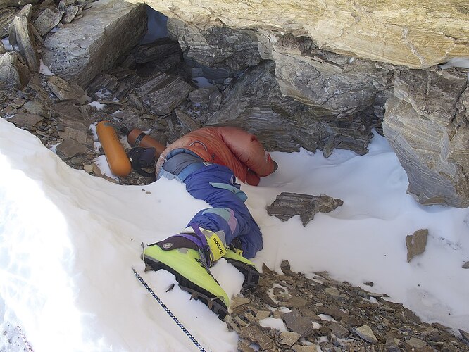 1996'da Everest Dağı'nın Kuzeydoğu Sırtında ölen Hintli dağcı Green Bootsun fotoğrafı.
