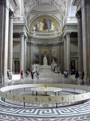 Panthéon_Pendule_de_Foucault2 - Rémih - Yükleyenin kendi çalışması, CC BY-SA 3.0, https://commons.wikimedia.org/w/index.php?curid=19383691